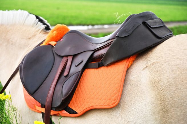 EDIX Taro nubuck saddle bag - Image 7