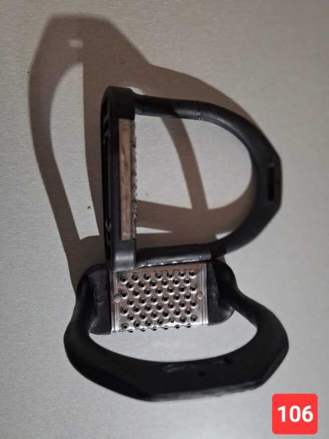 #106 Stirrups black plastic/silver adult